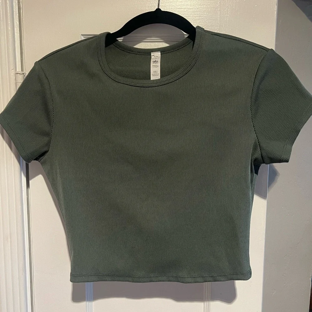 ALO Yoga Women's Short Sleeve Crop Top - Olive Green